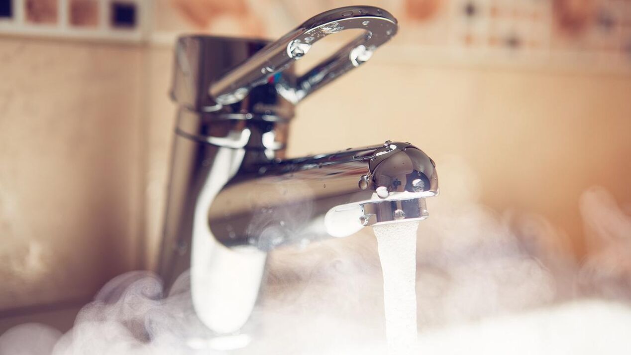 Heißwasserhahn zum Bedampfen des Penis vor der Vergrößerung mit Soda