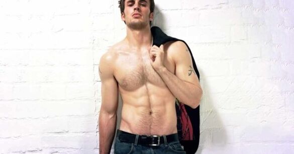 brutaler Mann mit vergrößertem Penis